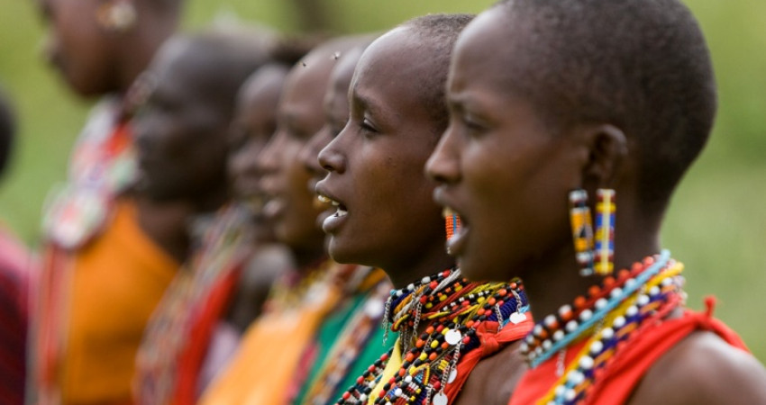 Syngende kvinner fra Masai-stammen