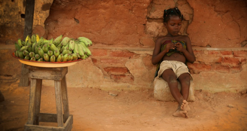 Ung bananselger på gaten i Benin