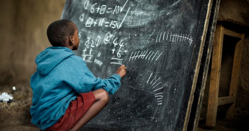 Masai-gutt løser matteoppgaver
