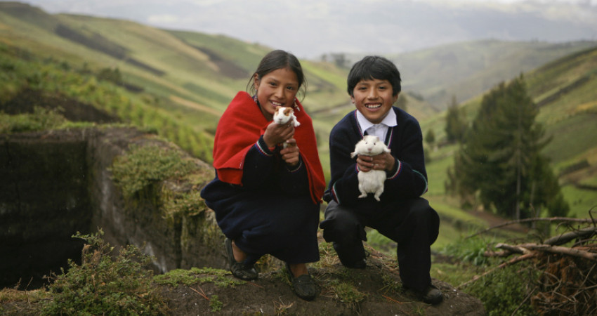 To barn med hamstre i hånden på fjellet