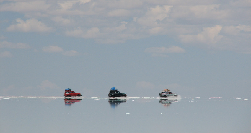 tre bilder kjører over en saltørken dekt av vann
