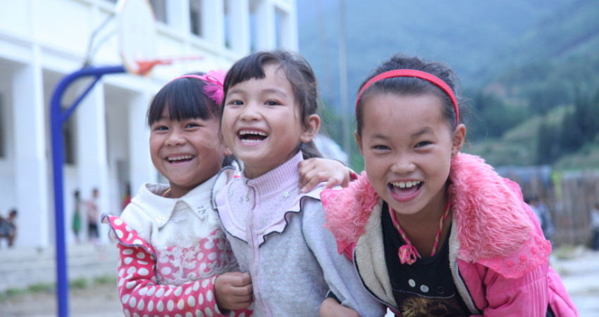 Tre, smilende bestevenninner i Guangnan-regionen
