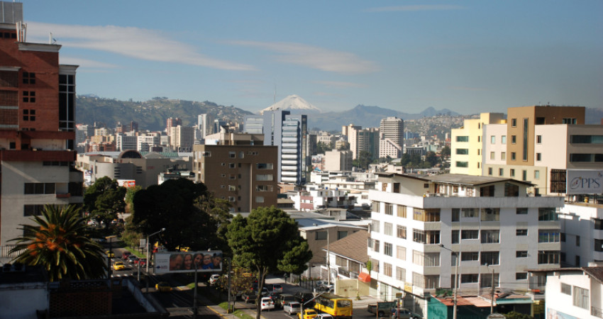 Utsikt over byen Quito med vulkanen Cotopaxi i bakgrunnen