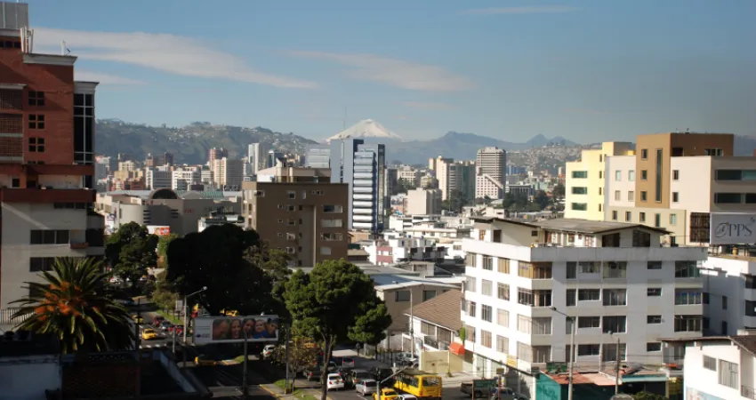 Utsikt over byen Quito med vulkanen Cotopaxi i bakgrunnen