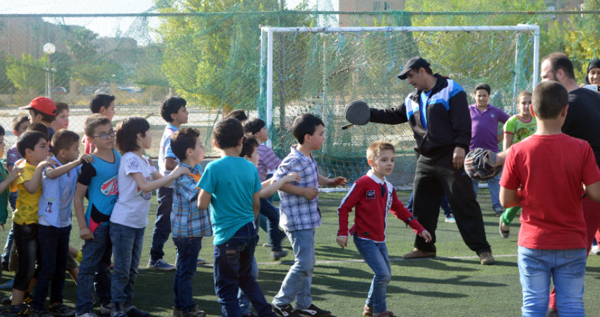 Unge, syriske flyktninger spiller sport i flytningeleir i Egypt