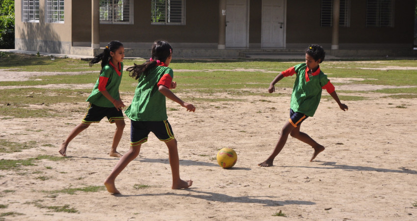 Tre jenter spiller fotball