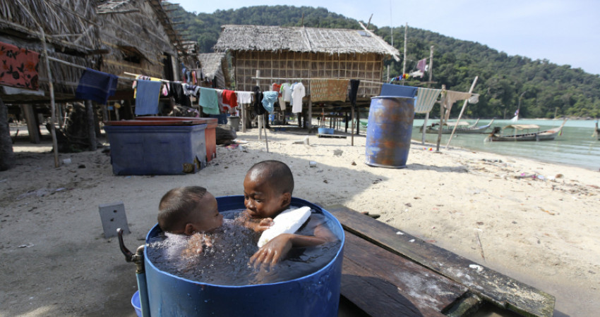To gutter bader i en balje i Moken-landsby