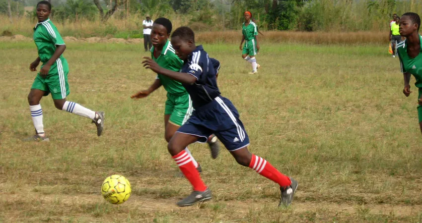 To jenter i duell under en fotballkamp