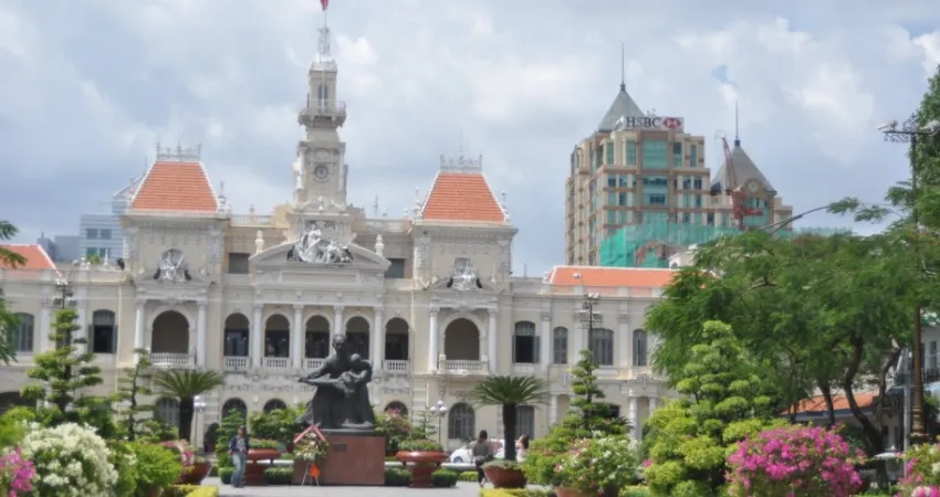 Et stort hvitt hus i Ho Chi Minh byen
