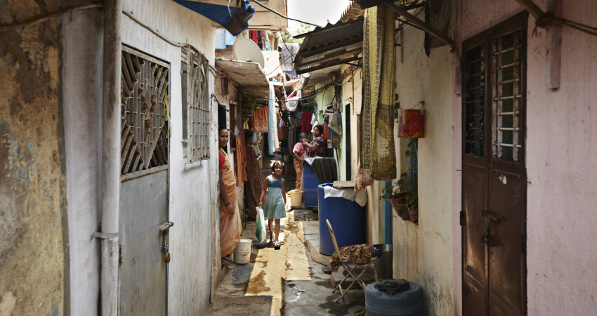 En trang gate i slummen i Mumbai