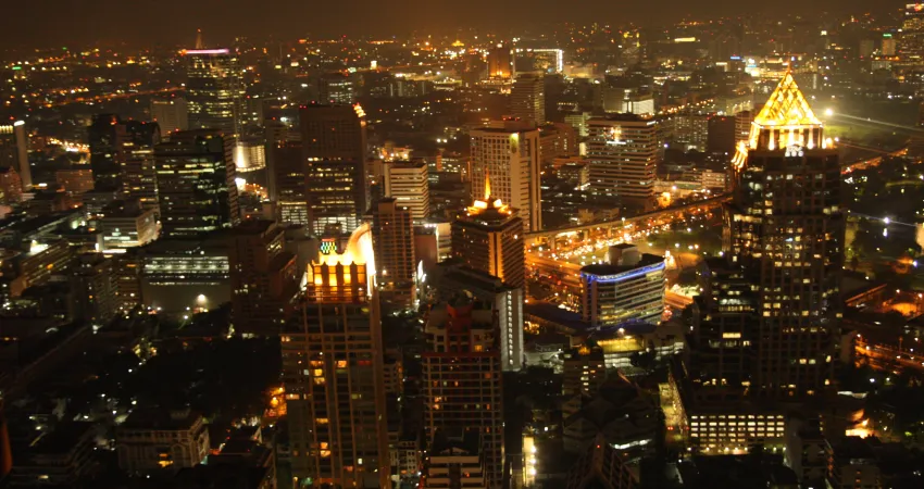 Utsiktsbilde over Bangkok om kvelden
