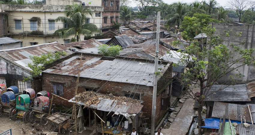 Utsikt over hustakene i slummen i Dhaka