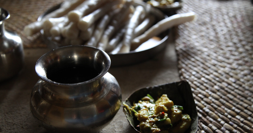 Nepalesisk mat servert i et blad