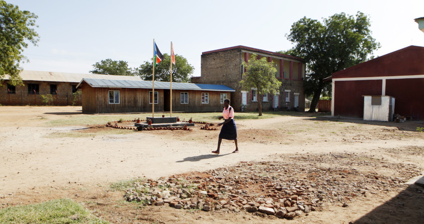En jente går over skoleplassen
