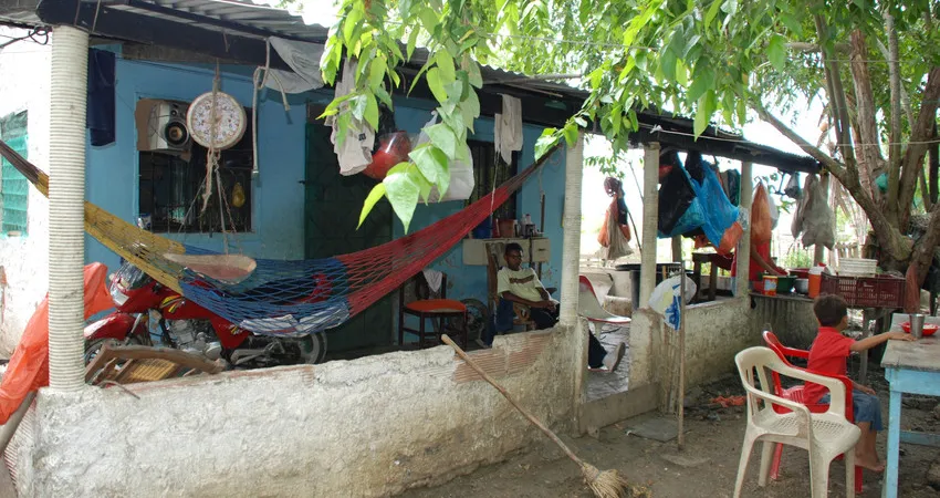 en hengekøye er hengt opp utenfor et hus i Cartagena