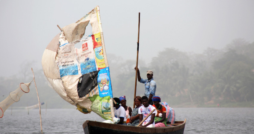 Fergebåt krysser Lake Togo med passasjerer