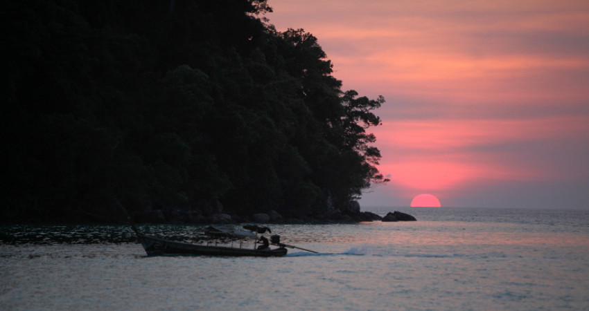 Tradisjonell Moken-båt i solnedgang