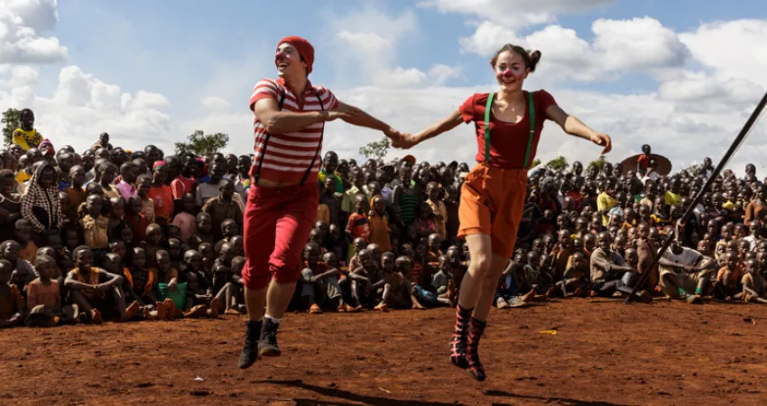 Klovner er på besøk i flyktningeleir for burundiske barn i Tanzania