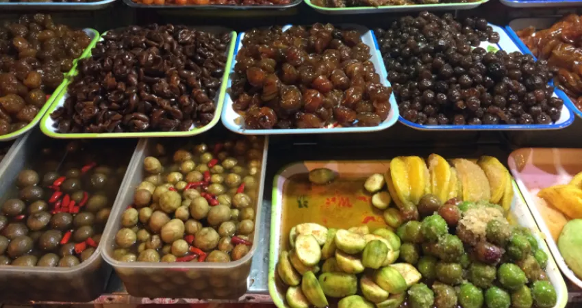 Mange fat med ulike matvarer fra Vietnam