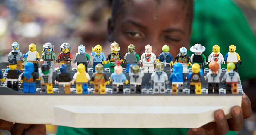 Gutt viser frem donert LEGO-samling