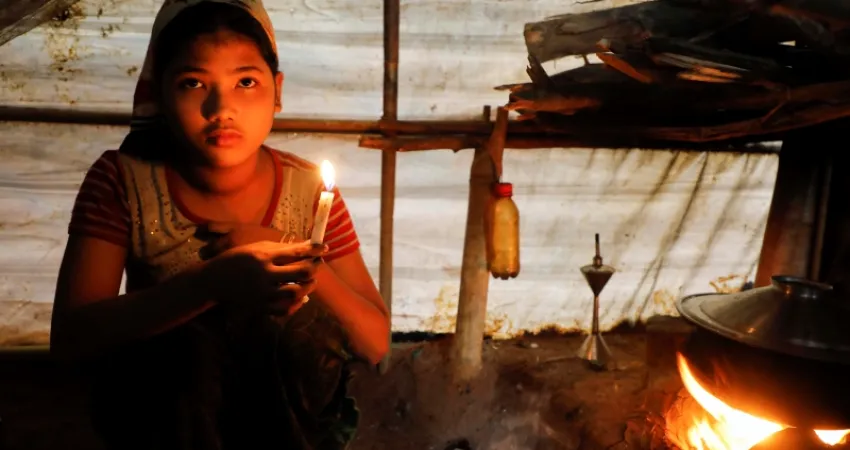 Rohingya jente sitter i et telt i flyktingeleiren i Bangladesh