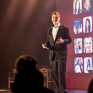 Utviklings-og bistandsminister Åsmund Aukrust på scenen