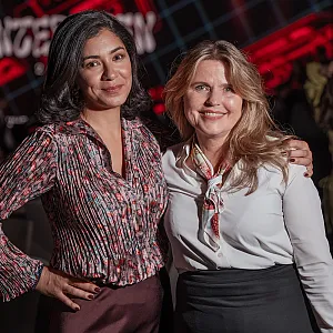 Portrettbilde av vinner av Jenteprisen 2025 med generalsekretær Kari Helene Partapuoli