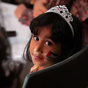 Portrett av niesen til Ayesha Wolasmal med Palestinaflagg