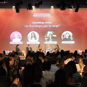 Oversiktsbilde av publikum og scene Jenteprisen 2025