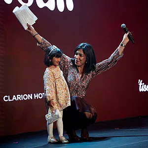 Scenebilde fra Jenteprisen med vinner og niese