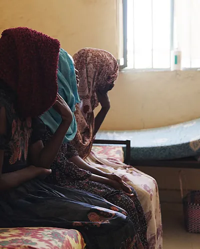 To søstre sitter ved siden av hverandre i et lite rom, i Etiopia.