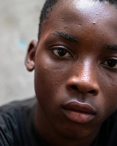 Gutt fra Haiti ser alvorlig rett i kameraet.