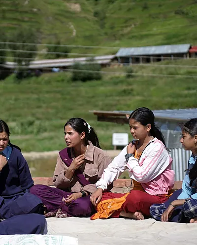 Jenter diskuterer kampen mot barneekteskap i Nepal