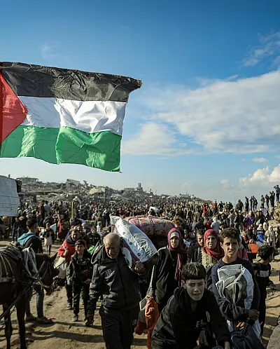 Palestinske flagg og folkemengde
