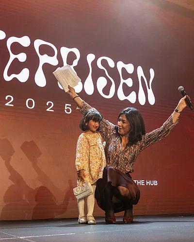 Ayesha Wolasmal vinner Jenteprisen 2025