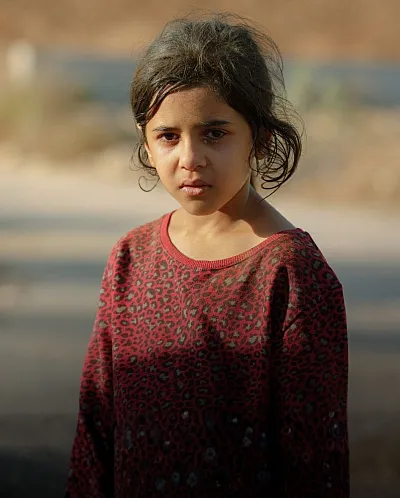 Nærbilde av jente syv år, som ser inn i kamera