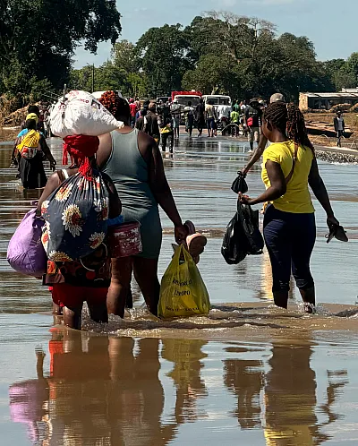Mennesker som er rammet av flommen i Mosambik