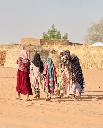 Jente på flukt i Sudan