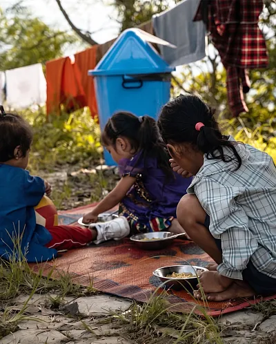 Barn spiser et næringsrikt måltid på et nødhjelpssenter i Nepal.