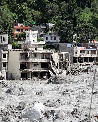 Hus ligger i ruiner etter styrtflommen i Nepal.