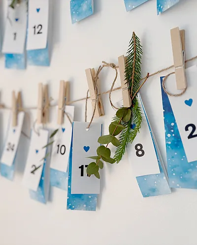 Plan sin julekalender som er hengt opp på en vegg.