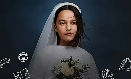 Jente med halvlangt, mørkt hår, kledd i brudekjole og brudeslør. I hånden holder hun en brudebukett. Rundt henne er det strektegninger av en fotball, rullebrett, skrivebok, skolesekk og regnbue.