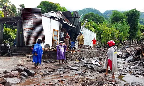 Flom i Indonesia. Store materielle ødeleggelser.