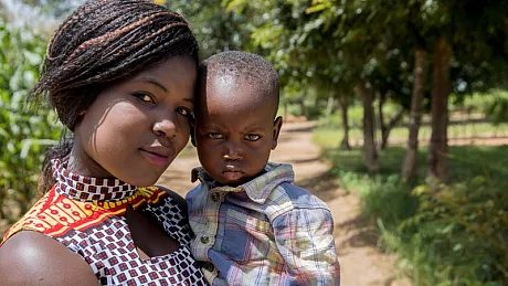 Tadala fra Malawi sammen med sønnen sin.