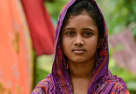Jente fra Bangladesh ser i kamera