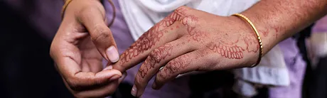 Nærbilde av en hånd med henna-mønster