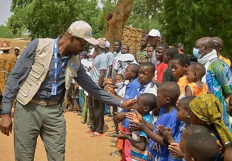 Stephen Omollo hilser på barn i Mali