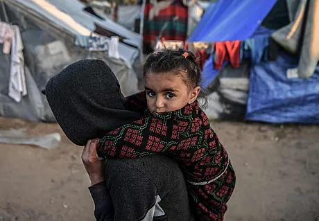 Jente fra Gaza blir bært av et annet barn.