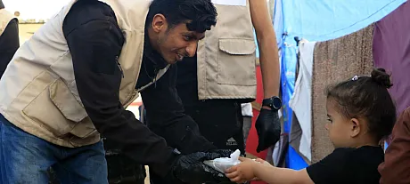 Jente får nødhjelp i Gaza