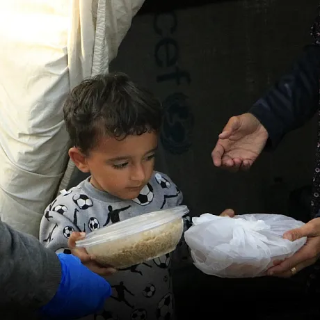 En gutt får mat i Gaza.